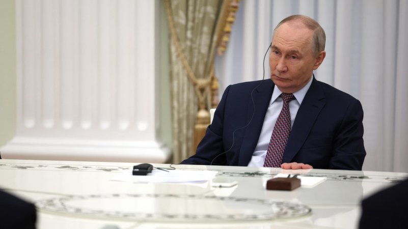 Der russische Präsident am 2. April bei einem Termin im Kreml | Bild: ZUMAPRESS/Picture Alliance Der russische Präsident am 2. April bei einem Termin im Kreml