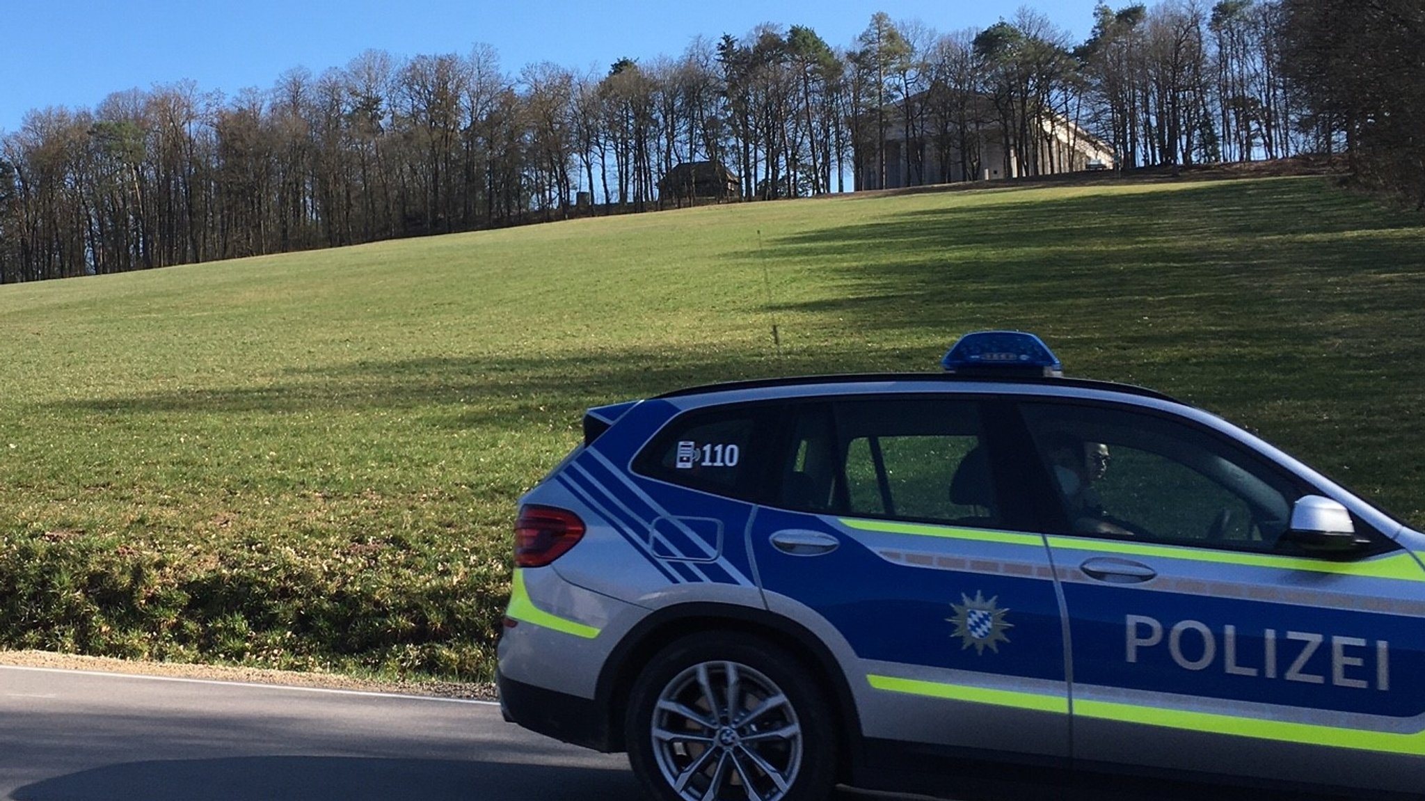 Streifenwagen der Polizei an der Walhalla