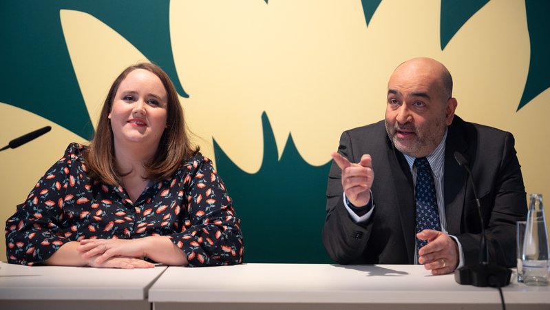 Die Bundesvorsitzenden Omid Nouripour und Ricarda Lang sitzen nebeneinander. | Bild: pa/dpa/Sebastian Gollnow Die Bundesvorsitzenden Omid Nouripour und Ricarda Lang sitzen nebeneinander.