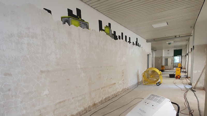 Das verschwundene Wandbild zeigt den Wasserstand in der Grund- und Mittelschule Allershausen. | Bild: BR/ Birgit Grundner Das verschwundene Wandbild zeigt den Wasserstand in der Grund- und Mittelschule Allershausen.