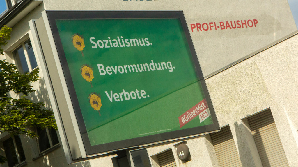 In verschiedenen Großstädten Deutschlands waren im Sommer 2021 große Plakate zu sehen, die Stimmung gegen die Grünen machten. 