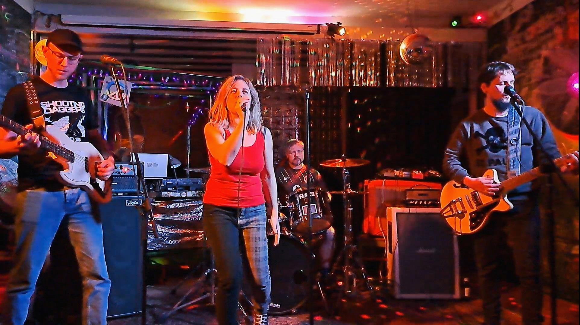 Die Soviet Space Dogs treten im Café Holler in Deggendorf auf.