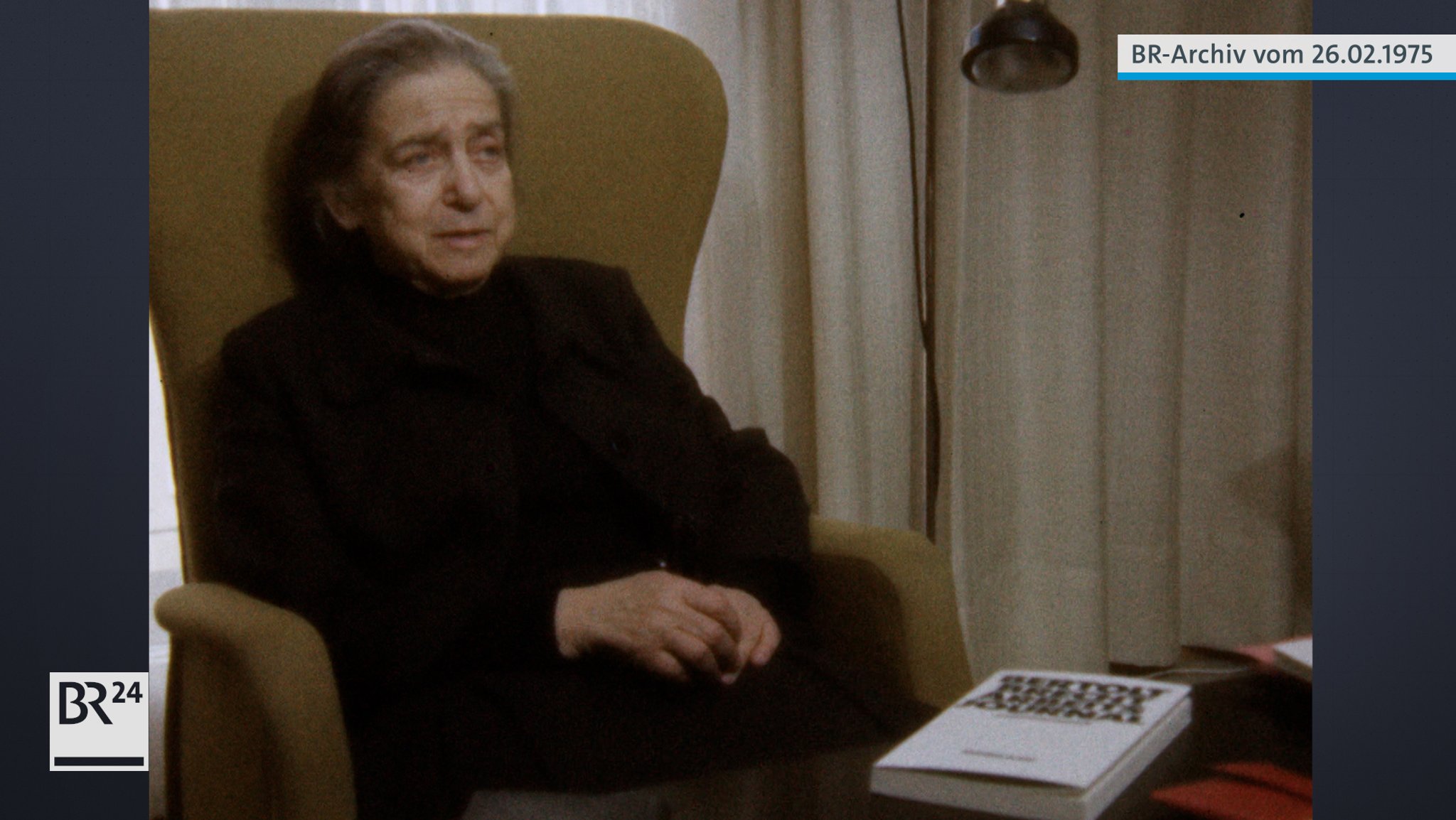 Therese Giehse in ihrem Sessel sitzend | Bild: BR-Archiv Therese Giehse in ihrem Sessel sitzend