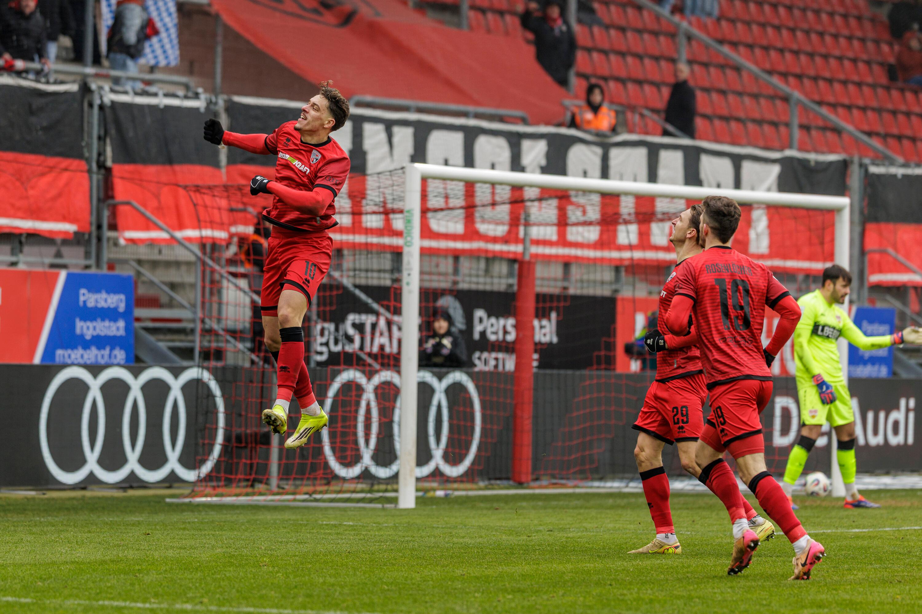 Dennis Kaygin (FCI) jubelt nach seinem Tor