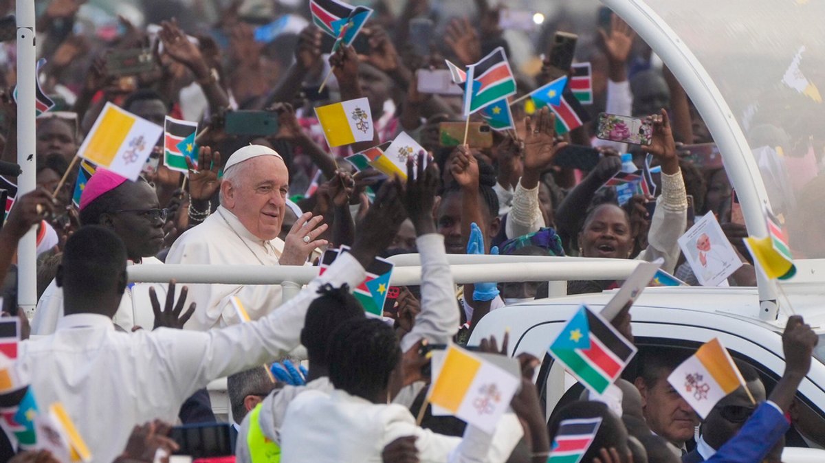 Ende der Papst-Reise: 70.000 Gläubige bei Messe im Südsudan