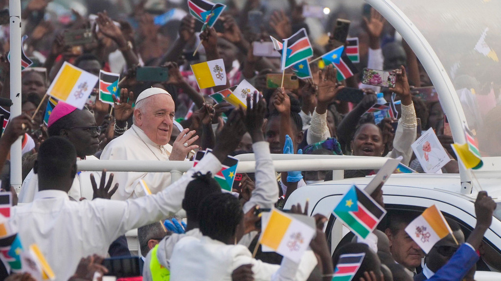 Papst Franziskus winkt den Menschen zu, als er zur Messe im John Garang Mausoleum im Südsudan ankommt.