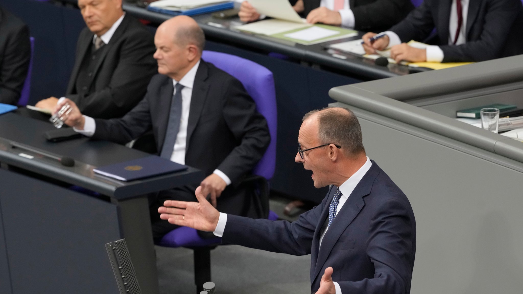 Im Bundestag (16.12.2024): Robert Habeck, Olaf Scholz, Friedrich Merz (v.l.n.r.)