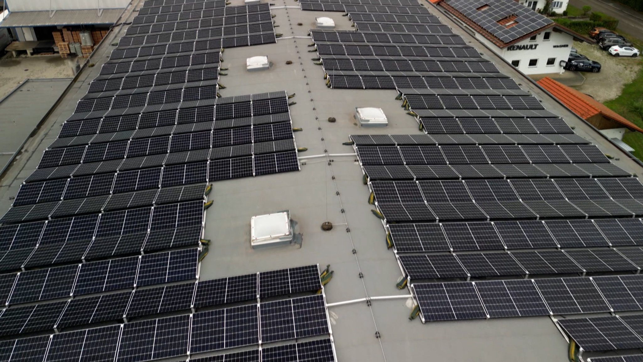 Photovoltaikanlage auf dem Dach der Schuhfabrik Meindl in Kirchanschöring