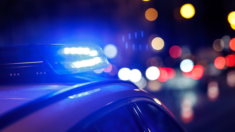 Einsatzfahrzeug der Polizei mit eingeschaltetem Blaulicht | Bild: picture alliance / dpa | Matthias Balk Einsatzfahrzeug der Polizei mit eingeschaltetem Blaulicht