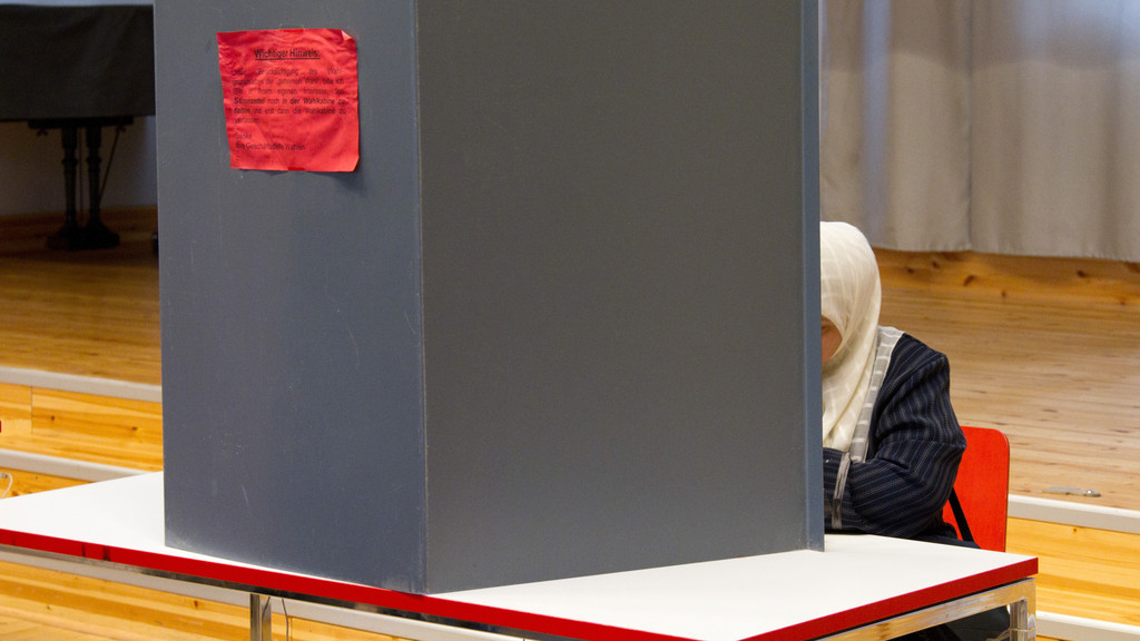 Eine Muslima in der Wahlkabine. 