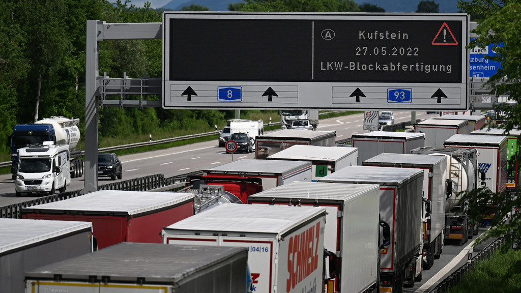 Fahrzeuge stehen beim Autobahndreieck Inntal wegen der Blockabfertigung für Lkw am Grenzübergang Kufstein im Stau. Zum Start des langen Wochenendes ist mit viel Verkehr in Bayern zu rechen. (Foto vom 25.05.2022)