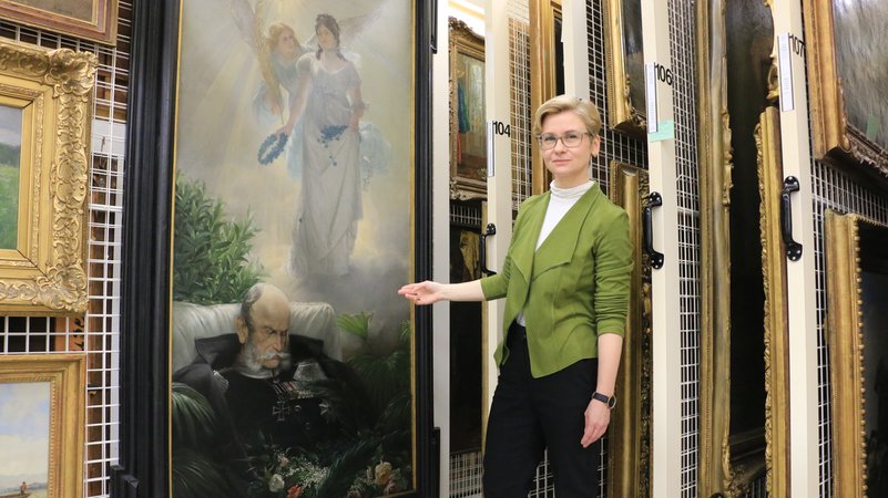 Die Expertin zeigt auf das Bild im Depot des Germanischen Nationalmuseums | Bild: Jungblut/BR Die Expertin zeigt auf das Bild im Depot des Germanischen Nationalmuseums