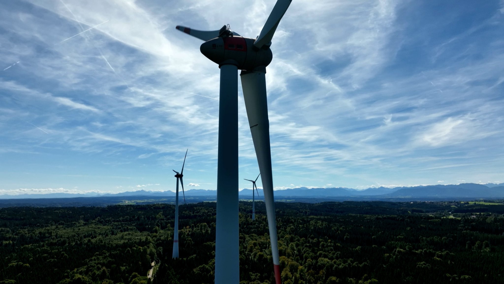 Blick auf Windräder.