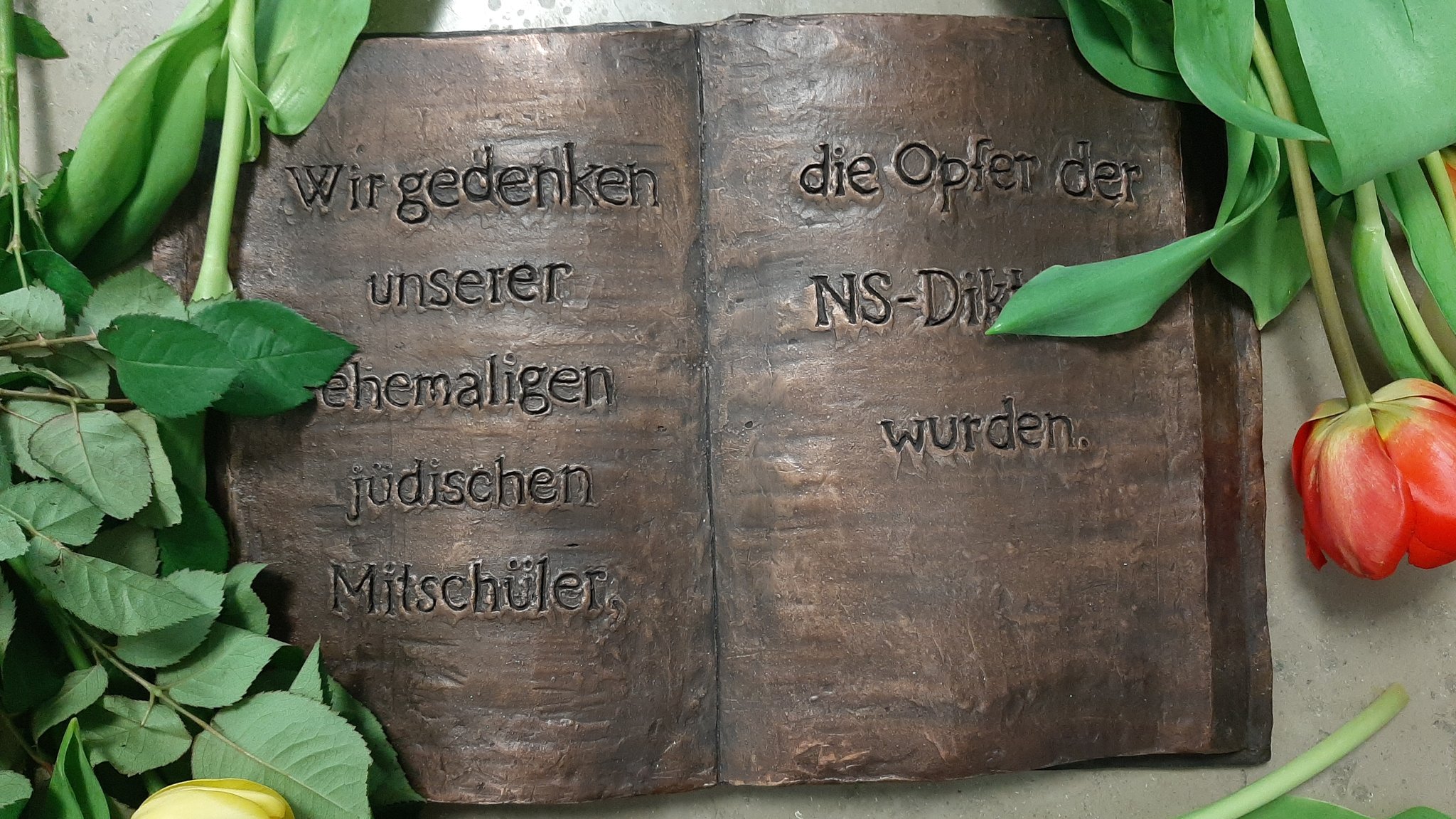 Bronzeskulptur am Hans-Carossa -Gymnasium in Landshut zum Gedenken an jüdische Mitschüler, die Opfer der NS-Diktatur wurden. 