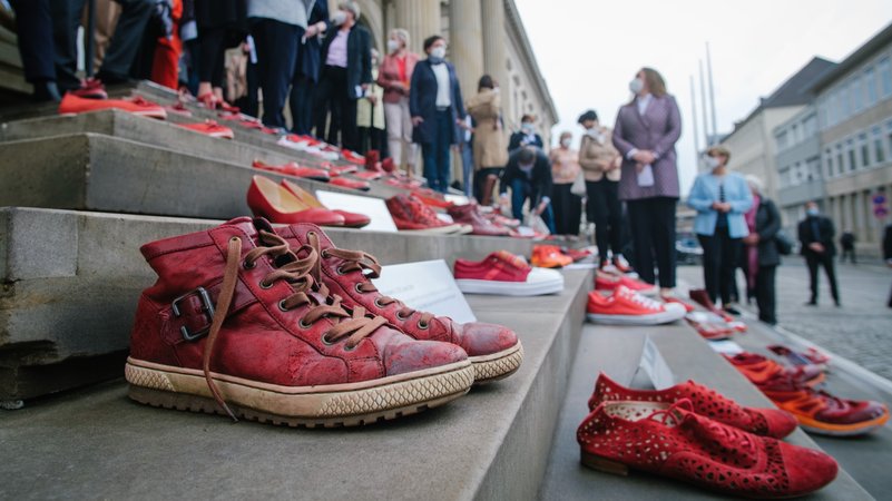 Rote Schuhe symbolisieren die Gewalt gegen Frauen und Femizide (Audio vom 19.02.23)