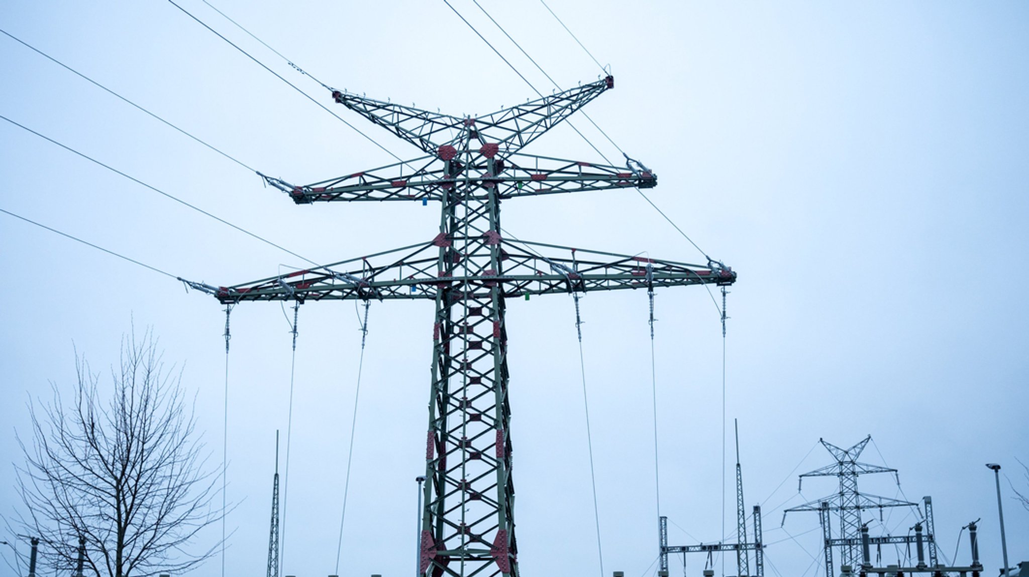 Die Übertragungsnetzentgelte werden im kommenden Jahr steigen. Dabei handelt es sich um Kosten, die für den Betrieb und Ausbau der Hochspannungsleitungen quer durch Deutschland anfallen. 