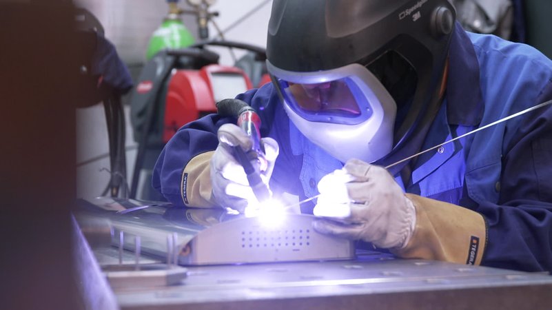 Arbeiter mit Gesichtsschutz | Bild: BR Arbeiter mit Gesichtsschutz