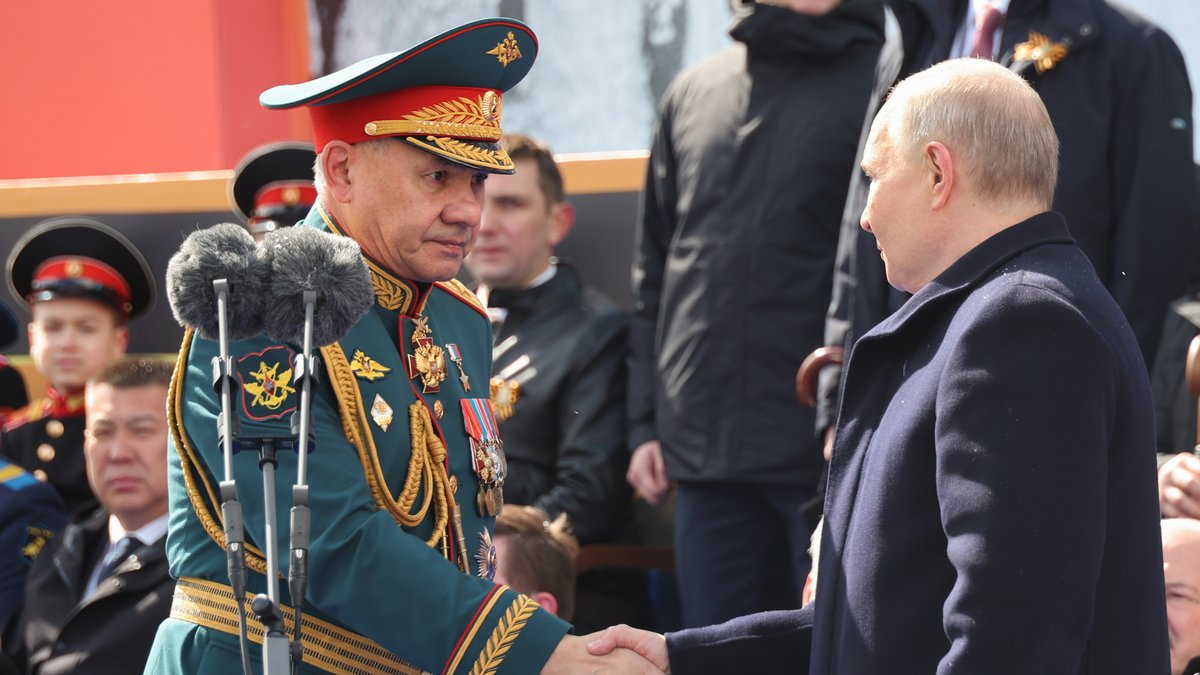Archivbild (09.05.2024): Russlands Präsident Putin und sein früherer Verteidigungsminister Schoigu schütteln Hände anlässlich einer militärischen Parade.