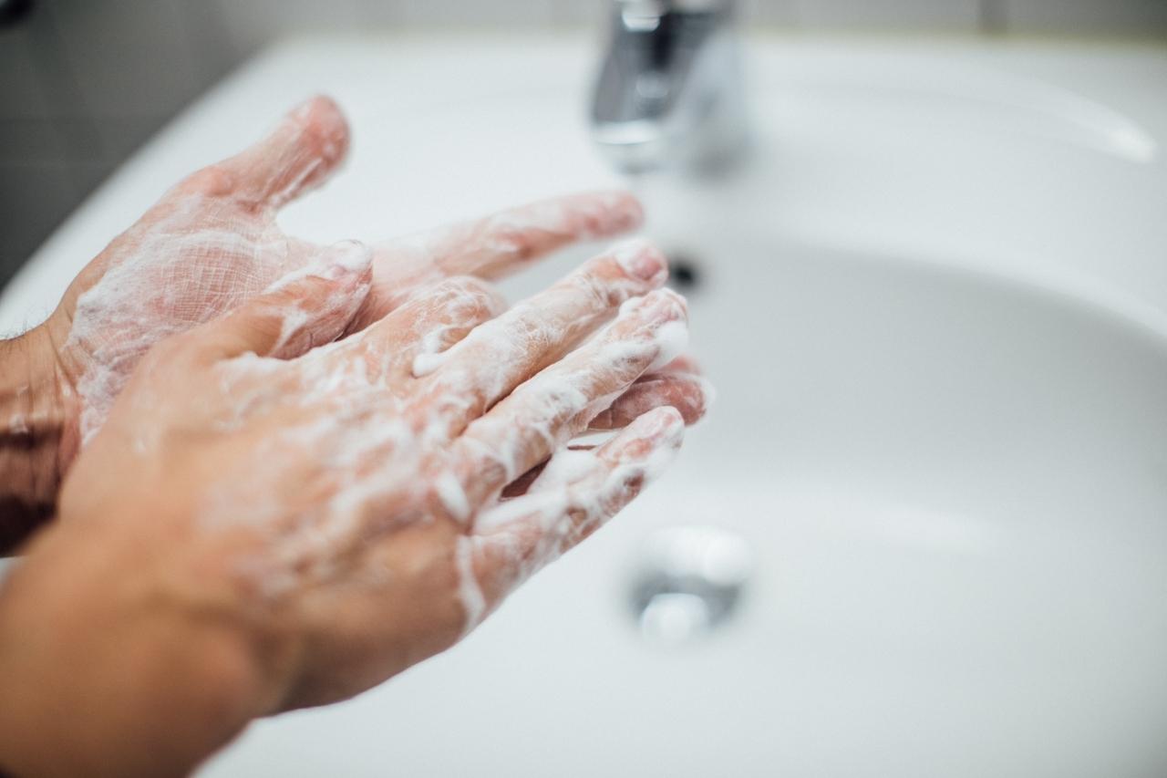 Person wäscht Hände