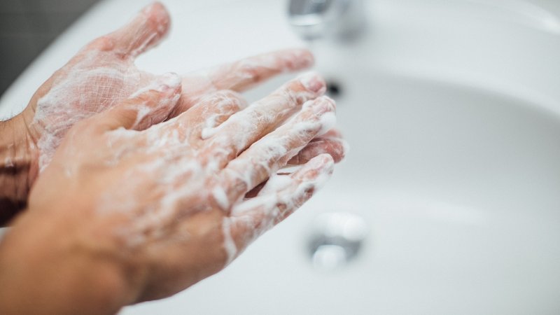 Person wäscht Hände