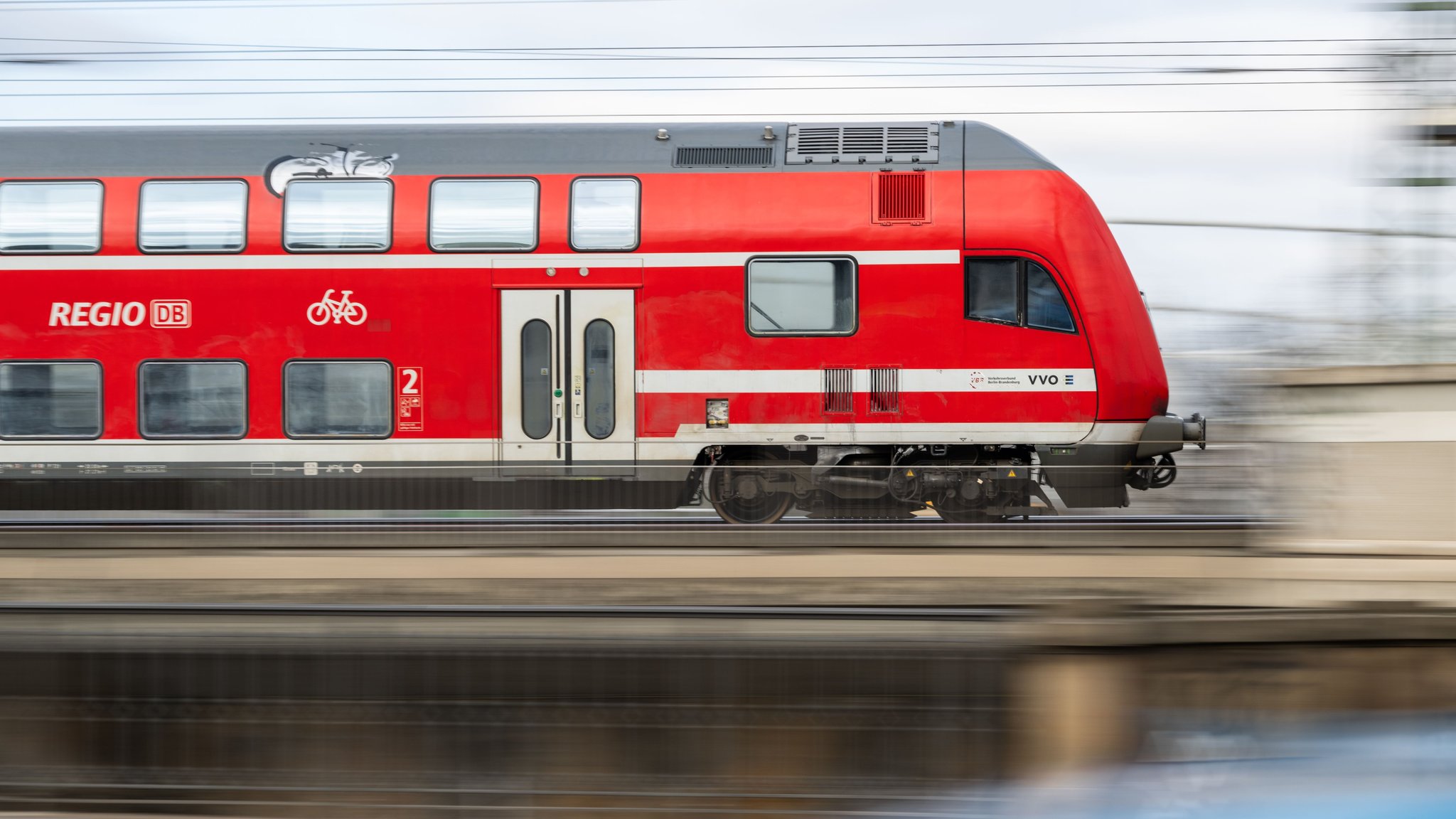 Symbolbild: Ein Regionalzug der Deutschen Bahn