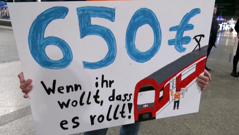 In ganz Deutschland stehen heute Züge, Busse und Flugzeuge still. Auf den Straßen bilden sich Staus.