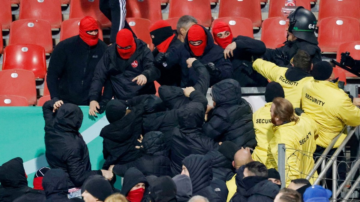 Nach dem DFB-Pokalspiel am 5. April war es noch im Stadion zu körperlichen Auseinandersetzungen gekommen. 