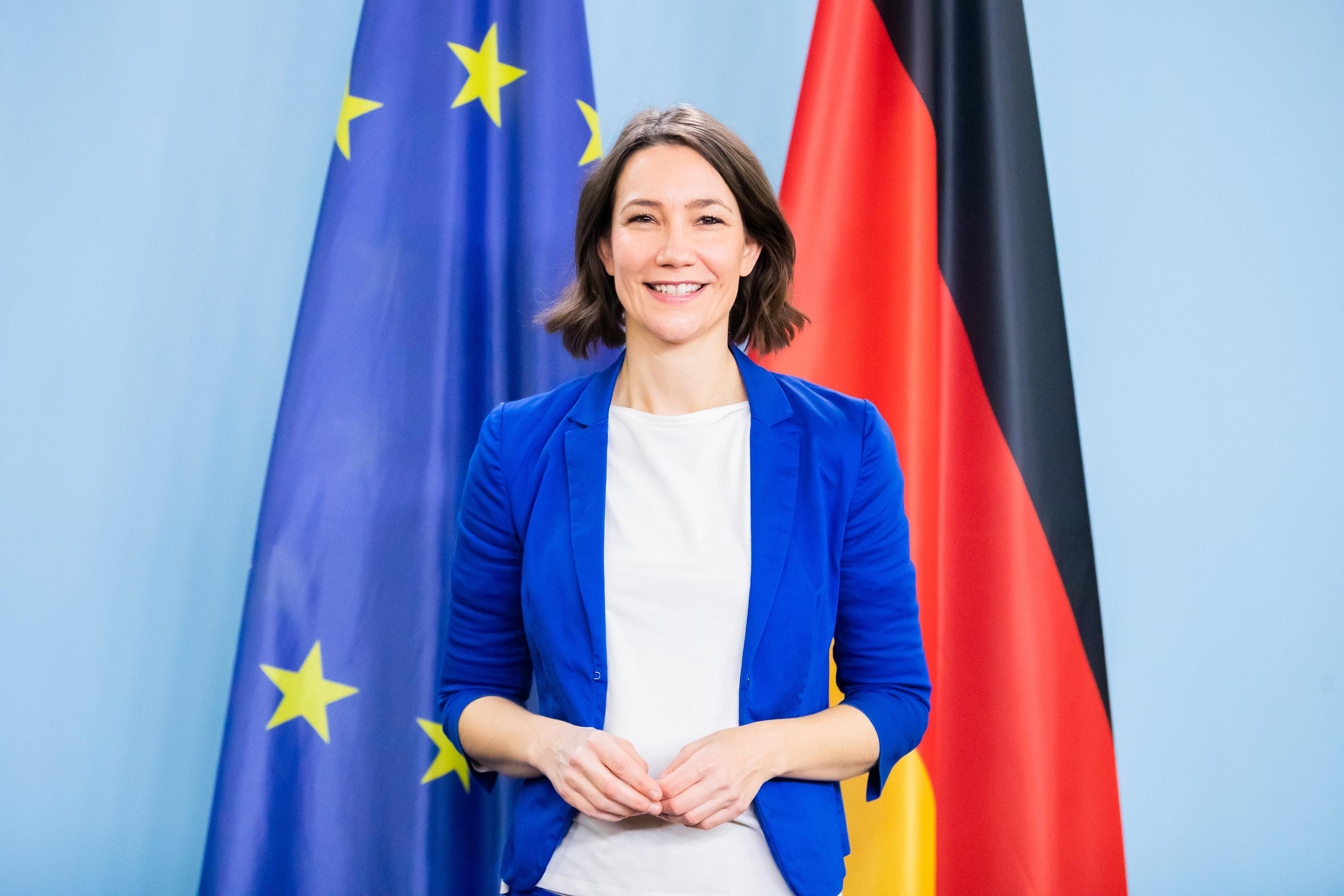 Familienministerin Anne Spiegel (Bündnis 90/Die Grünen) vor Europa- und Deutschlandflagge, kurz nach der Amtsübergabe am 9.12.2021 | Bild:dpa-Bildfunk/Christoph Soeder