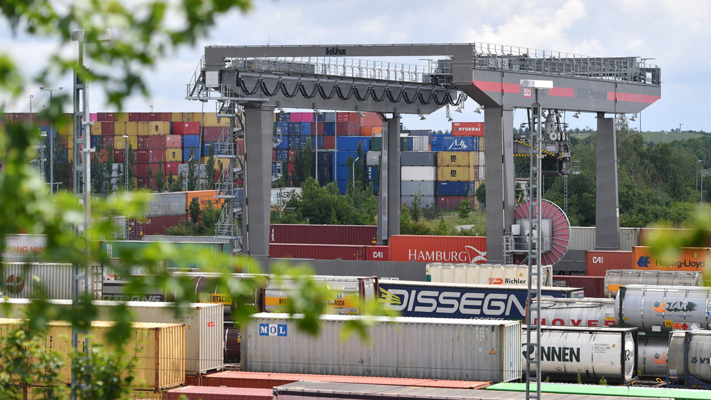 Container werden vom Hafen auf die Schiene verfrachtet.