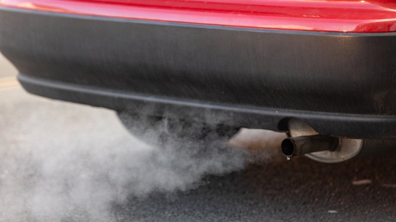 Abgas ist am Auspuff eines Autos sichtbar | Bild: BR/Leon Baatz Abgas ist am Auspuff eines Autos sichtbar