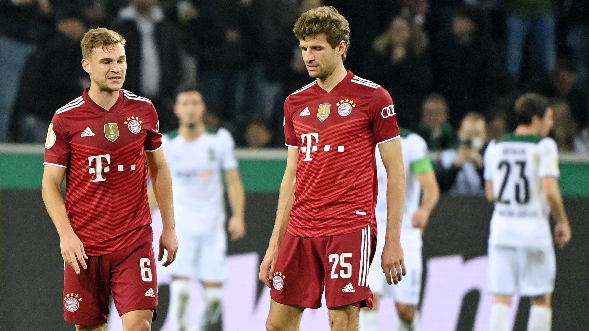 Joshua Kimmich (l.) und Thomas Müller beim 0:5 in Gladbach