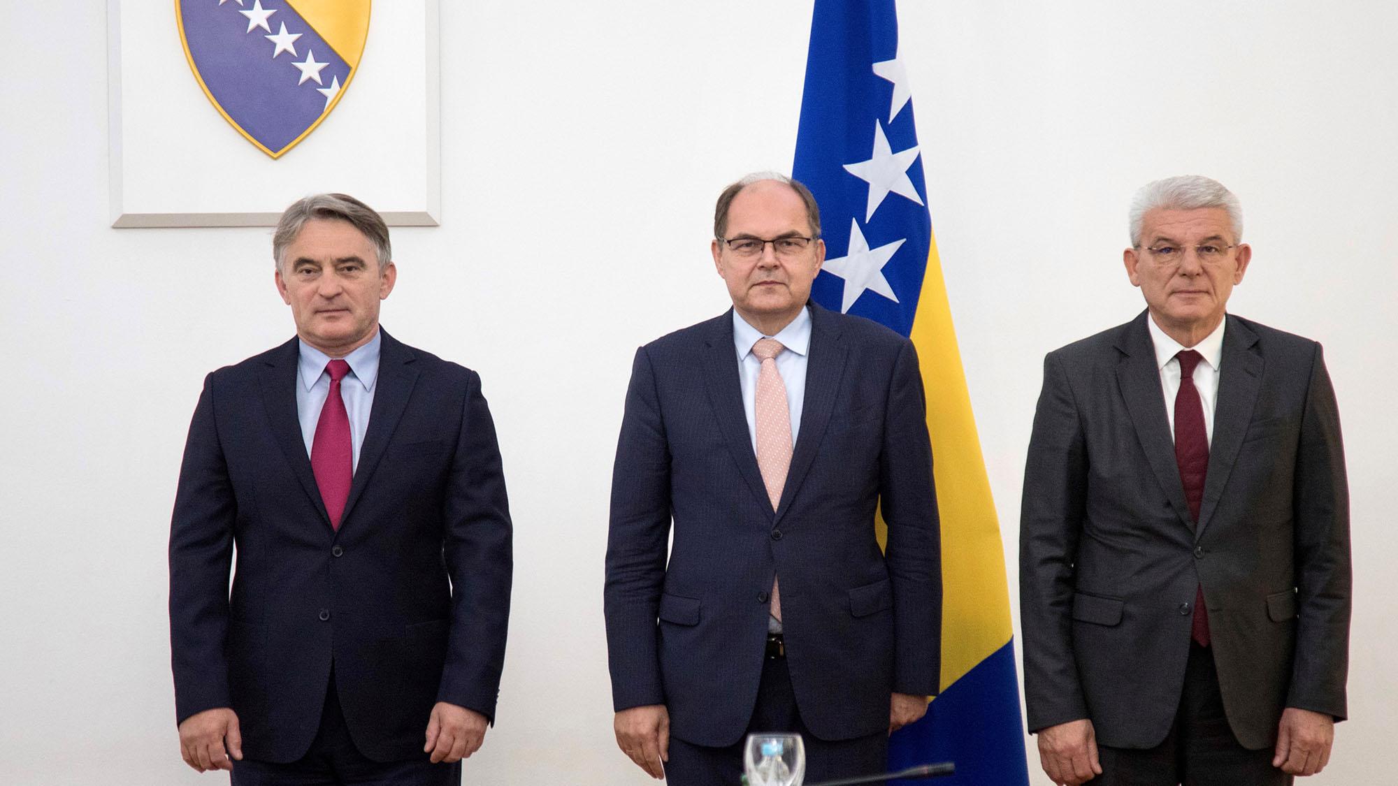 Das eigentlich dreiköpfige Staatspräsidium Bosnien und Herzegowinas empfängt den neuen Hohen Repräsentanten Christian Schmidt (CSU) nur zweiköpfig zum Antrittsbesuch. Das serbische Präsidiumsmitglied Milorad Dodik ist nicht erschienen.