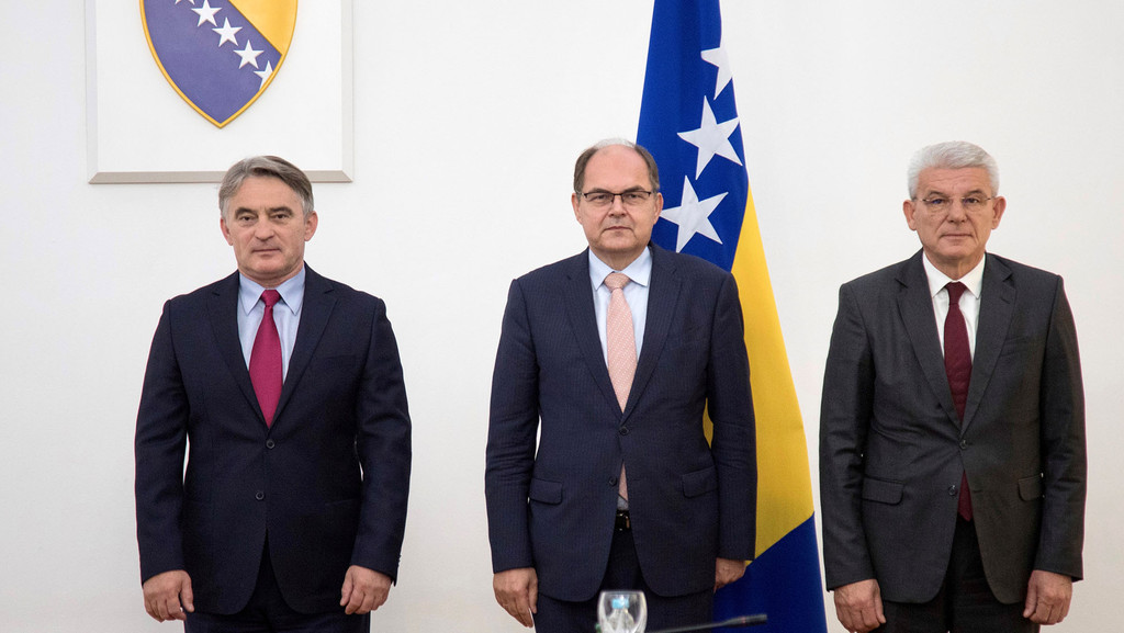 Das eigentlich dreiköpfige Staatspräsidium Bosnien und Herzegowinas empfängt den neuen Hohen Repräsentanten Christian Schmidt (CSU) nur zweiköpfig zum Antrittsbesuch. Das serbische Präsidiumsmitglied Milorad Dodik ist nicht erschienen.
