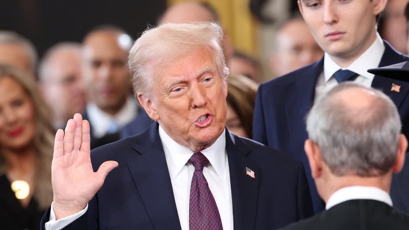 Donald Trump legt den Amtseid ab | Bild: REUTERS/Kevin Lamarque/Pool Donald Trump legt den Amtseid ab