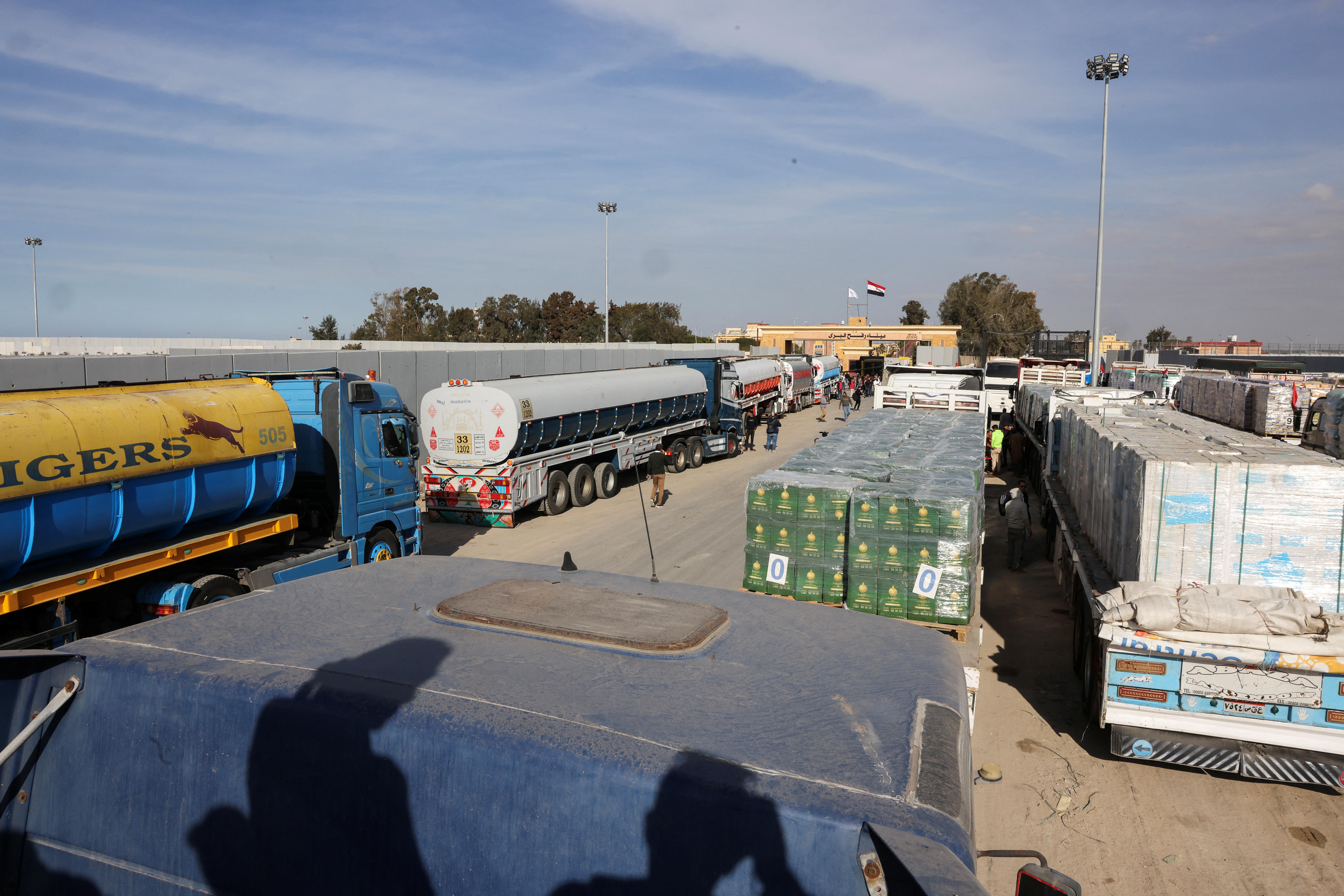 Lkw-Stau am ägyptischen Grenzübergang Rafah