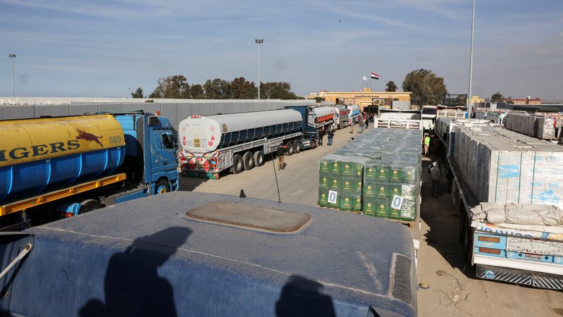 Lkw-Stau am ägyptischen Grenzübergang Rafah | Bild: REUTERS/Mohamed Abd El Ghany Lkw-Stau am ägyptischen Grenzübergang Rafah