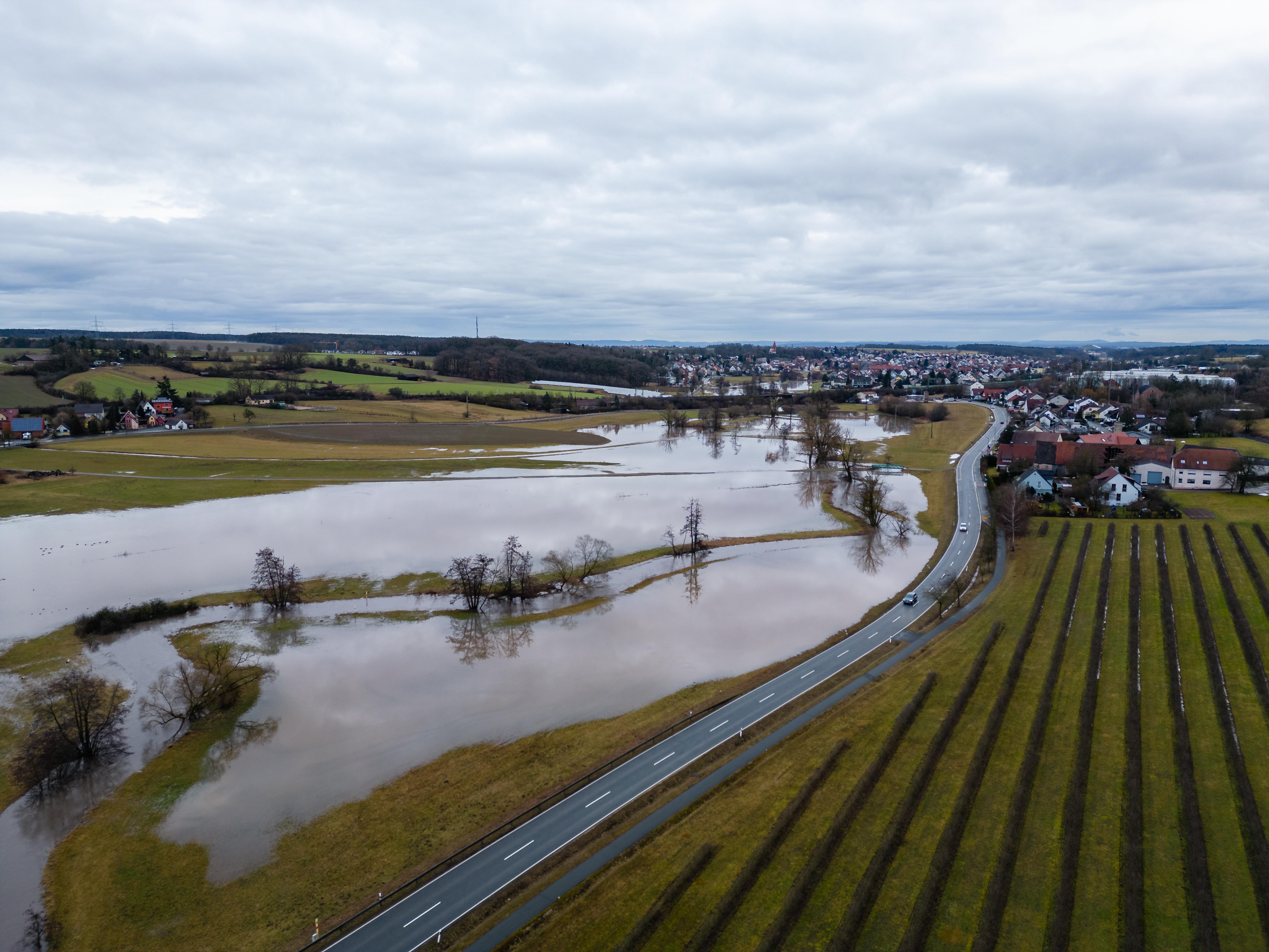 Aufgrund des Tauwetters und den zusätzlichen Niederschlägen treten vor allem in Franken zahlreiche Flüsse über die Ufer