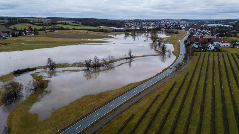 Aufgrund des Tauwetters und den zusätzlichen Niederschlägen treten vor allem in Franken zahlreiche Flüsse über die Ufer | Bild: NEWS5 Aufgrund des Tauwetters und den zusätzlichen Niederschlägen treten vor allem in Franken zahlreiche Flüsse über die Ufer