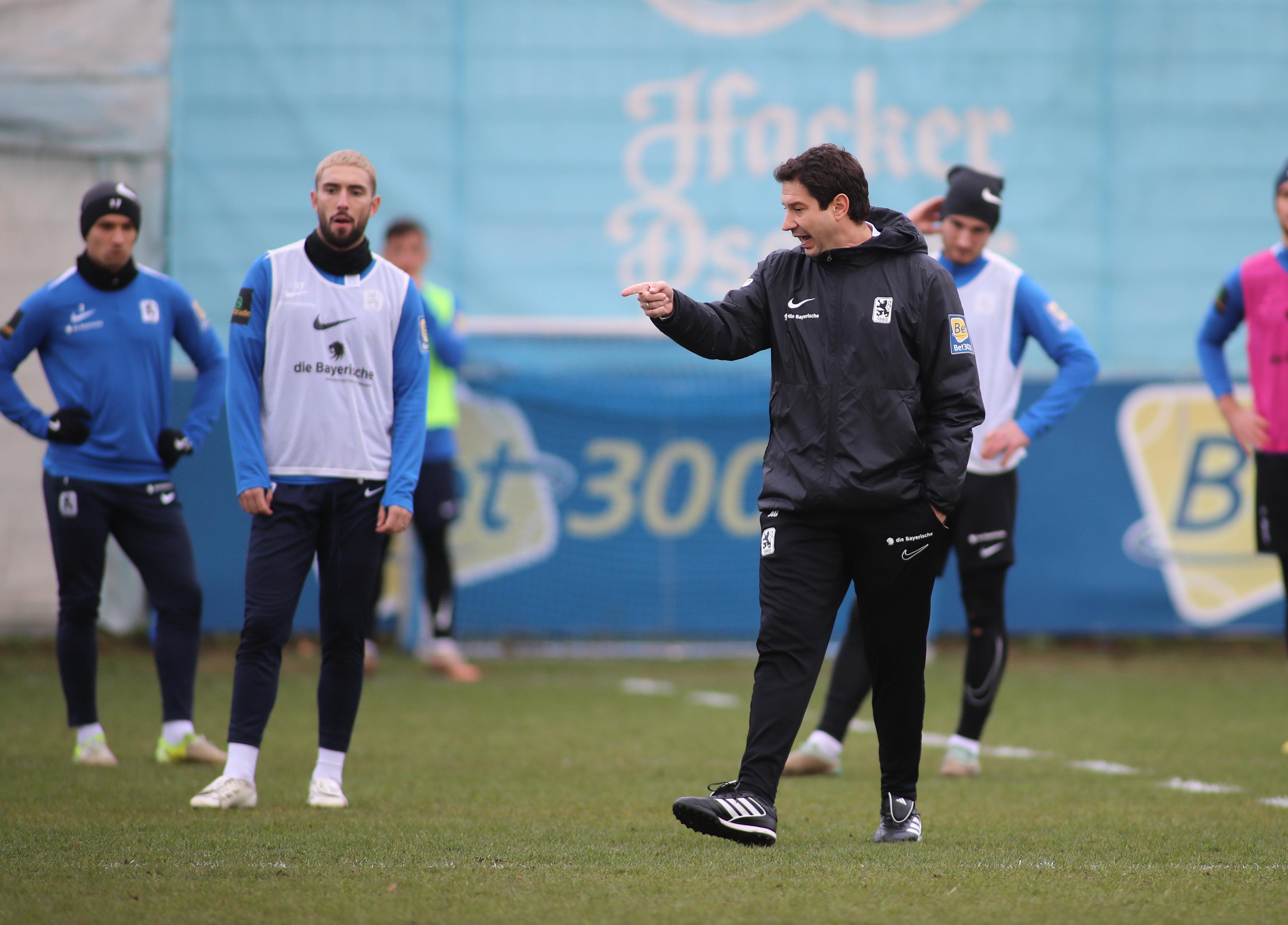 Argirios Giannikis hebt den rechten Arm und gibt Anweisung