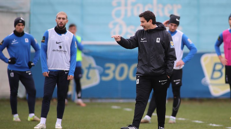 Argirios Giannikis hebt den rechten Arm und gibt Anweisung | Bild: picture alliance / Wagner Argirios Giannikis hebt den rechten Arm und gibt Anweisung