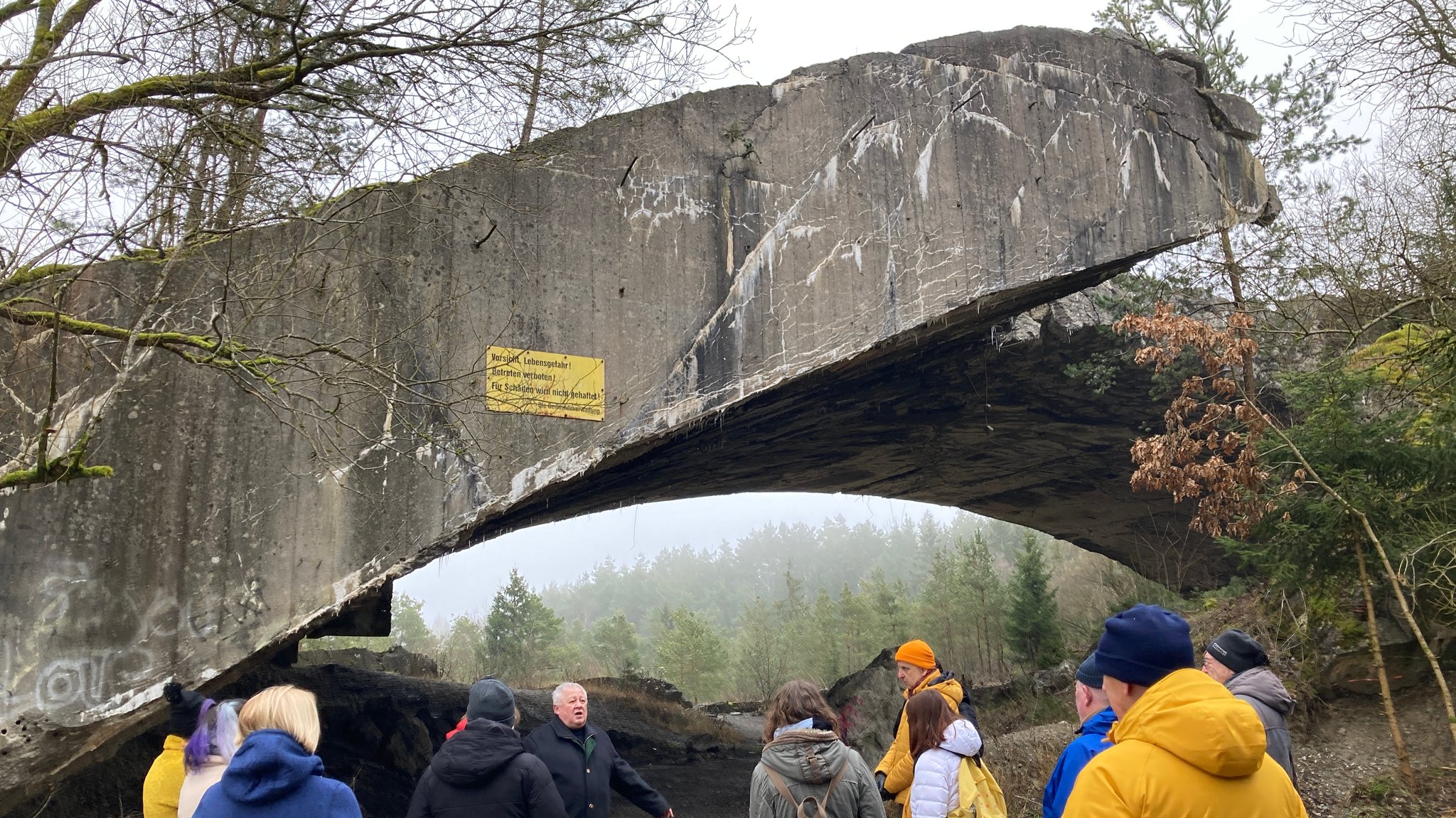 Die Gruppe der Burghauser Jugendarbeit unter dem Bunkerbogen im Mühldorfer Hart.