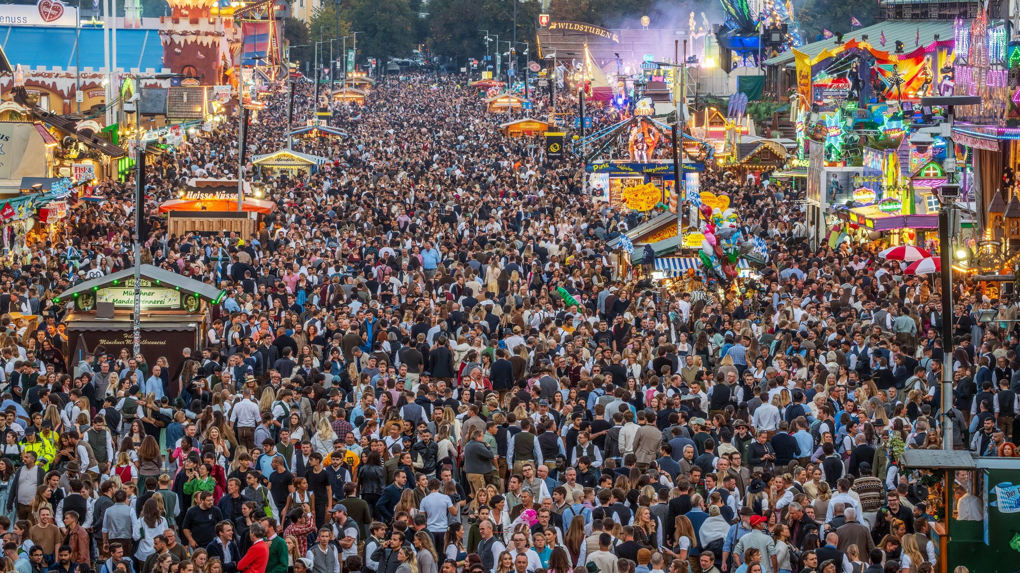 Tausende Menschen strömen über die Festwiese des Oktoberfestes (Archivbild vom 3. Oktober 2026) | Bild: picture alliance / Wolfgang Maria Weber / Wolfgang Maria Weber Tausende Menschen strömen über die Festwiese des Oktoberfestes (Archivbild vom 3. Oktober 2026)