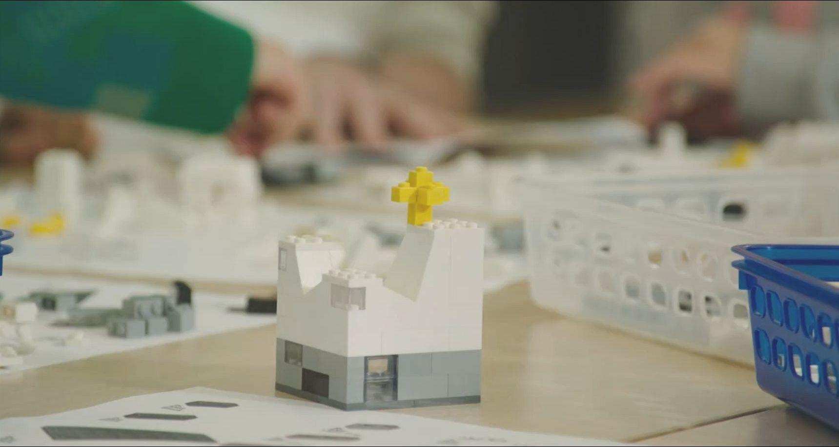 Aus 66 Teilen bestehend, gibt's die Poinger Pfarrkirche nun auch zum Nachbauen.