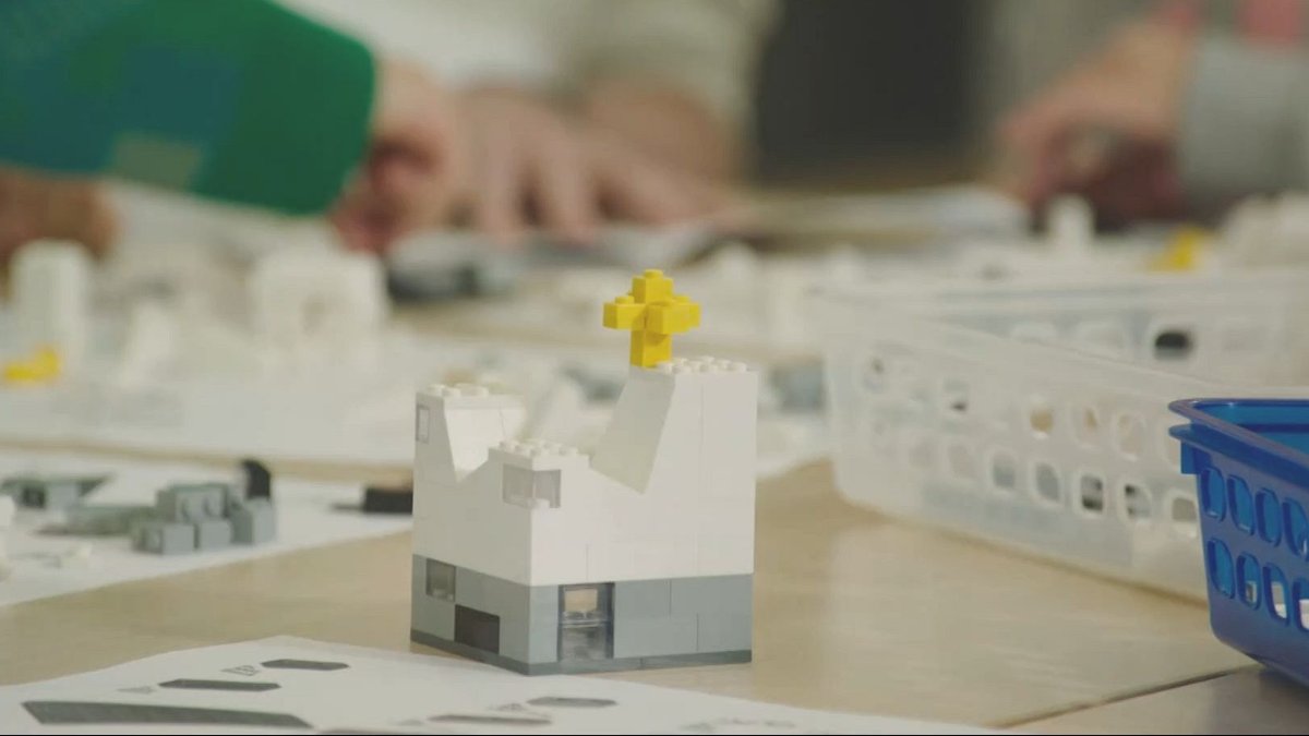 "Sprungschanze Gottes" aus Lego: Poinger Kirche zum Nachbauen