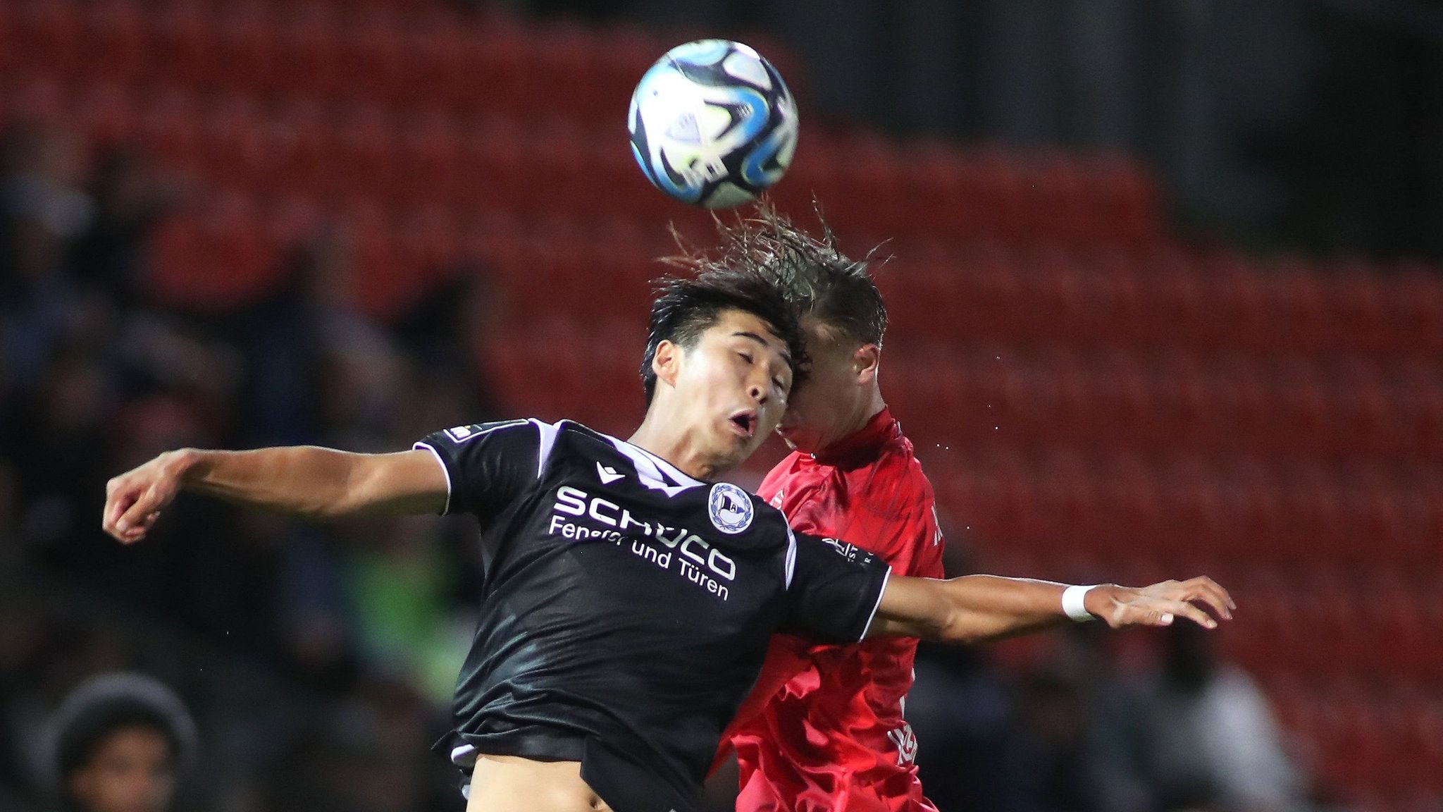 Kaito Mizuta (Arminia Bielefeld) (li.) mit Ben Westermeier im Luftduell