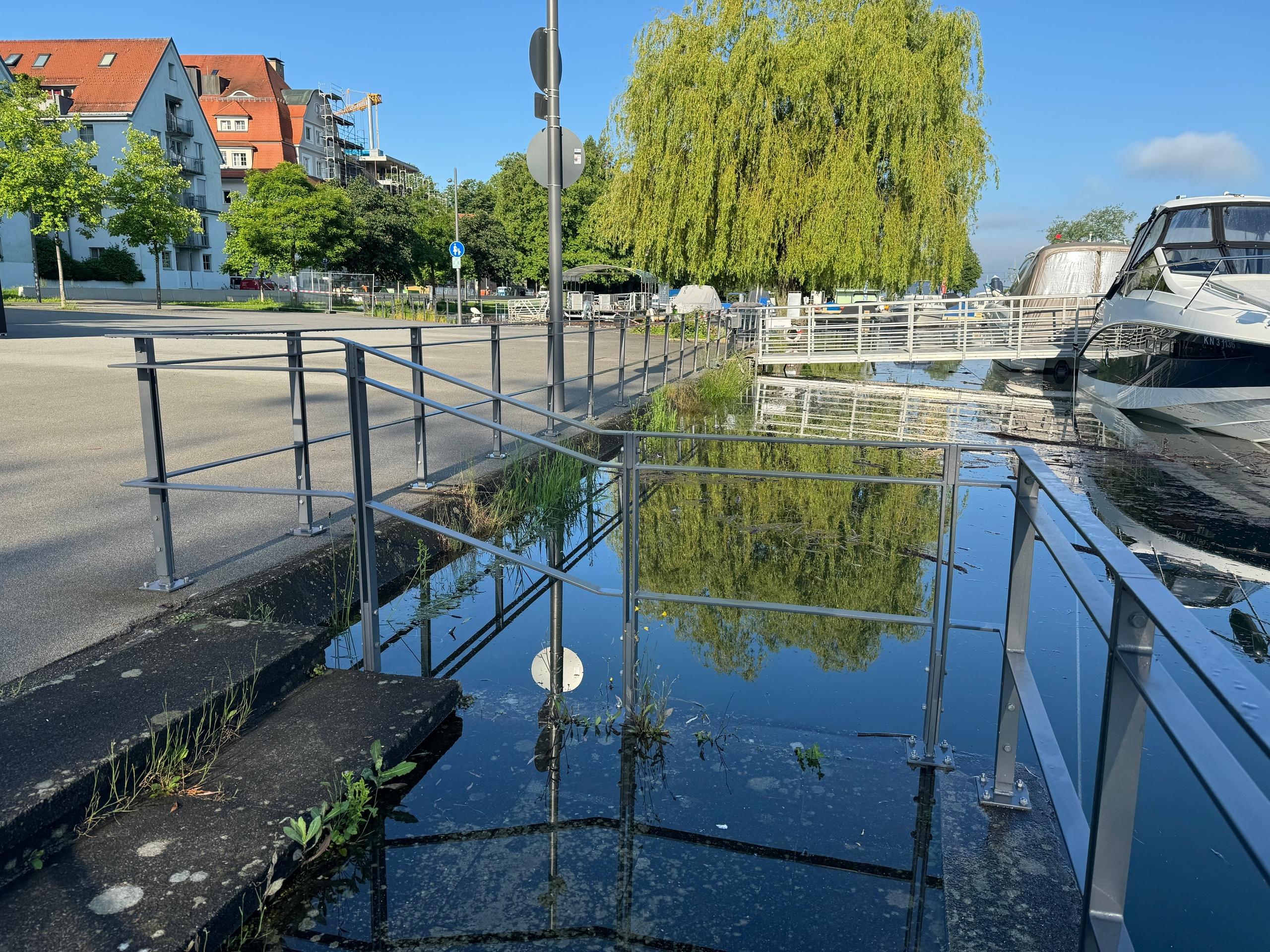 Die Pegel am Bodensee steigen. Die Stadt Lindau gibt Sandsäcke an Bürger aus.