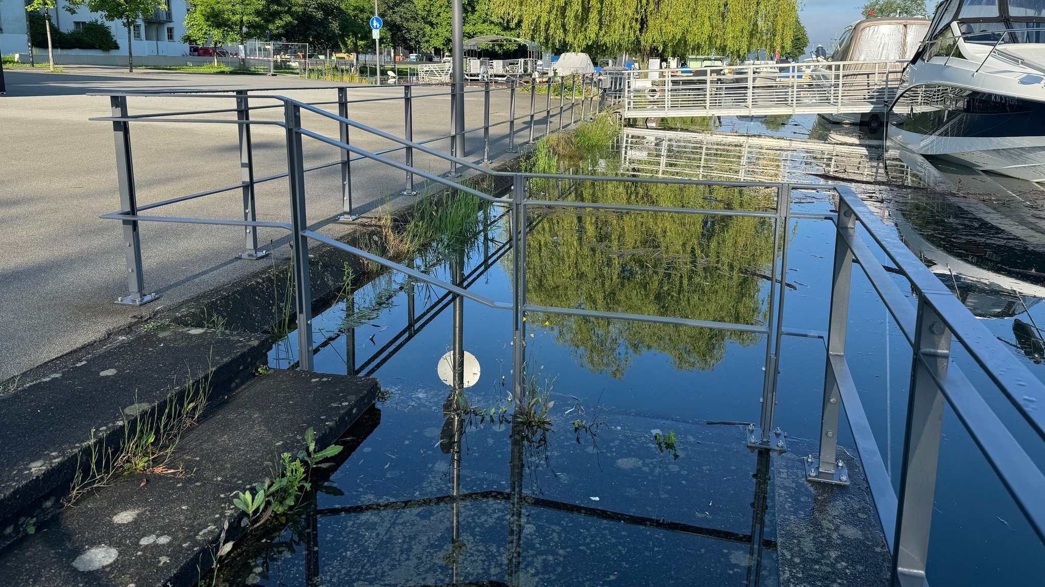 Die Pegel am Bodensee steigen. Die Stadt Lindau gibt Sandsäcke an Bürger aus.