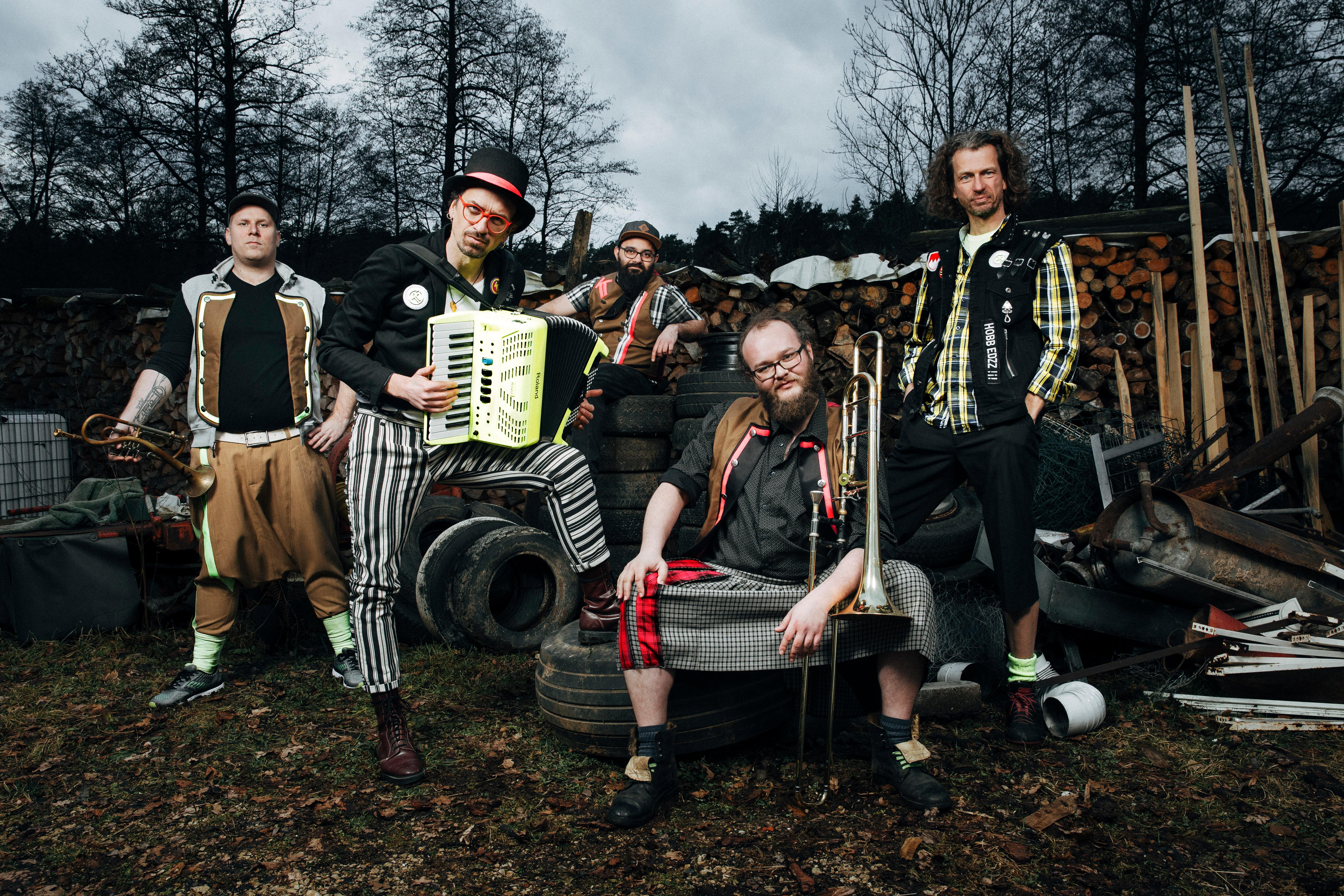 Die fünf Mitglieder der Band Kellerkommando mit ihren Instrumenten. 