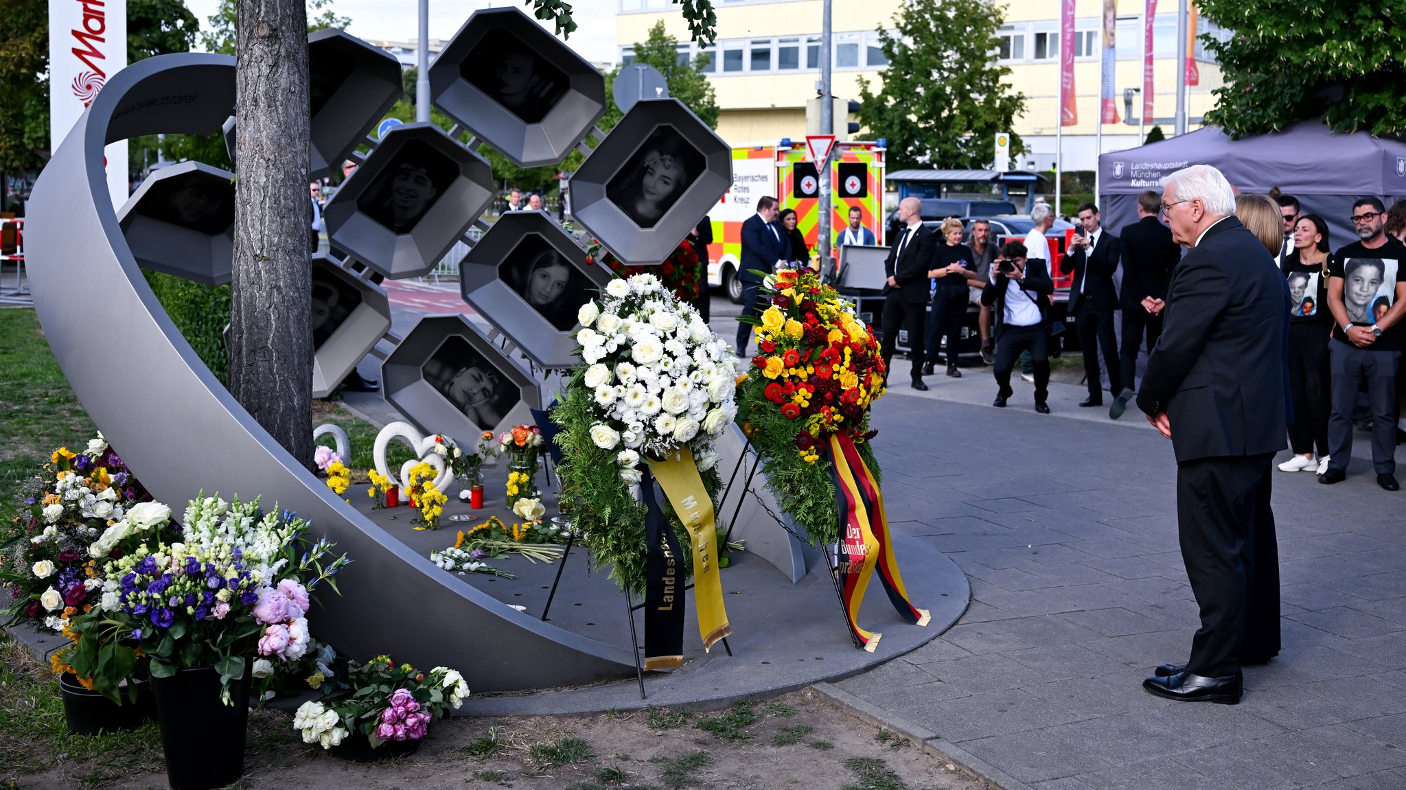 Bundespräsident Frank-Walter Steinmeier steht beim Gedenkakt der Landeshauptstadt München anlässlich des 10. Jahrestags des Attentats am Olympia-Einkaufszentrum am Denkmal „Für Euch“. | Bild: pa/Dpa/Sven Hoppe Bundespräsident Frank-Walter Steinmeier steht beim Gedenkakt der Landeshauptstadt München anlässlich des 10. Jahrestags des Attentats am Olympia-Einkaufszentrum am Denkmal „Für Euch“.