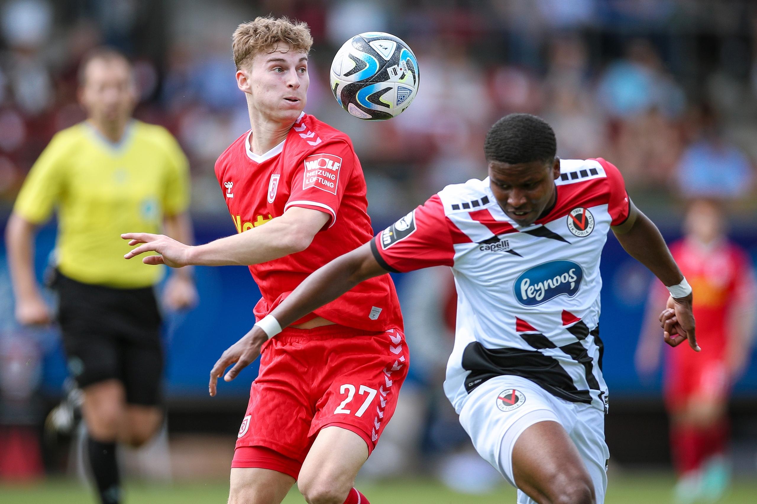 Dominik Kother (Jahn Regensburg) gegen Sidny Lopes Cabral (Viktoria Köln)